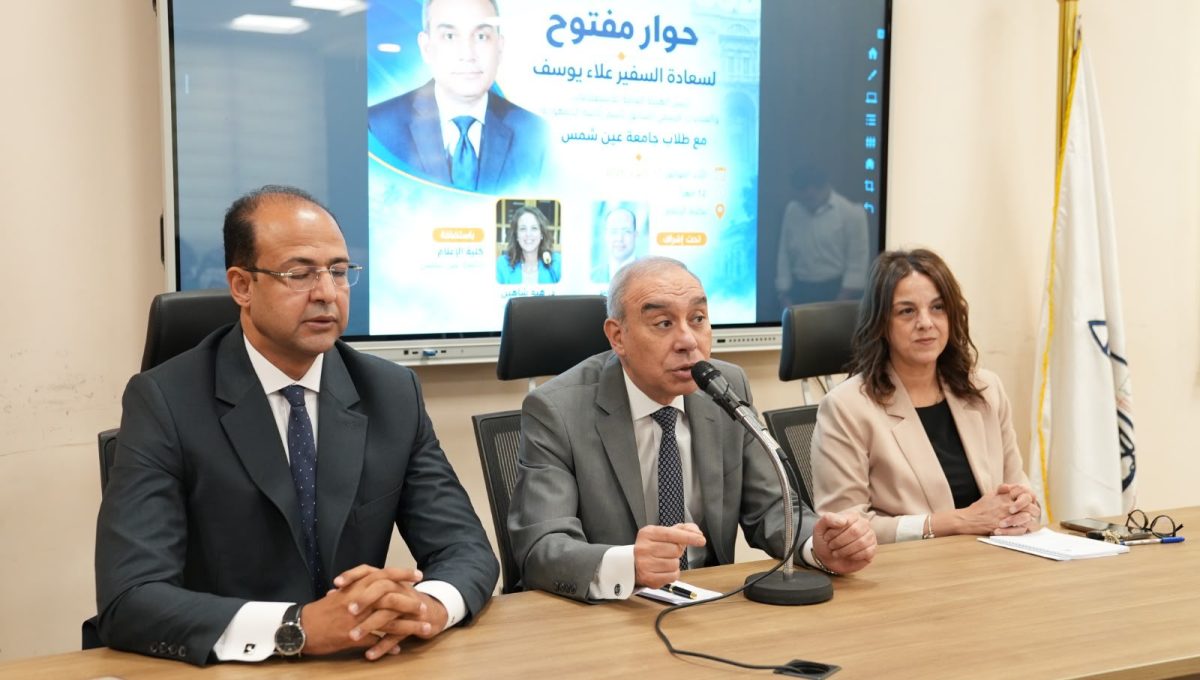 السفير علاء يوسف في حوار مفتوح مع طلاب إعلام عين شمس حول الدبلوماسية وصناعة الوعي