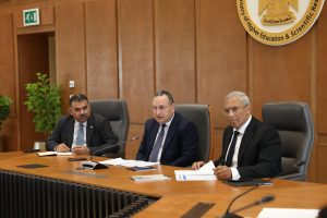وزير التعليم العالي يبحث الاستفادة من خبرات 13 باحثًا مصريًا