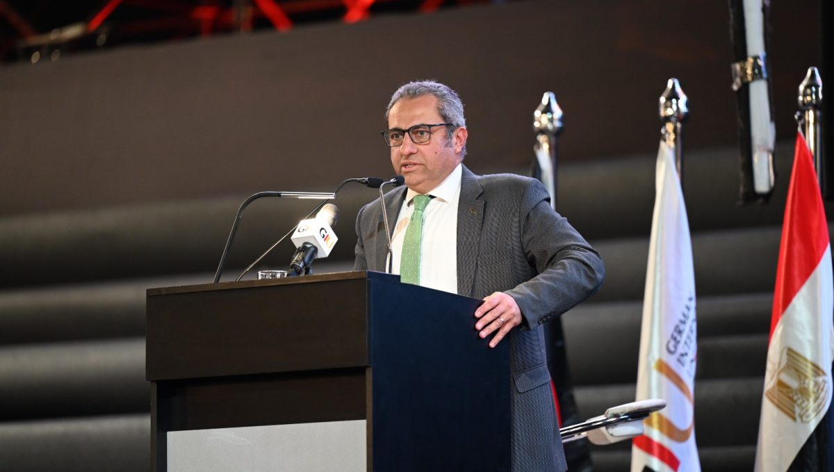 IMG 20261014 WA0050 خالد عباس في حفل تخرج GIU خالد عباس في حفل تخرج «GIU»: بناء الإنسان أهم استثمار لصناعة المستقبل موقع في الجامعة
