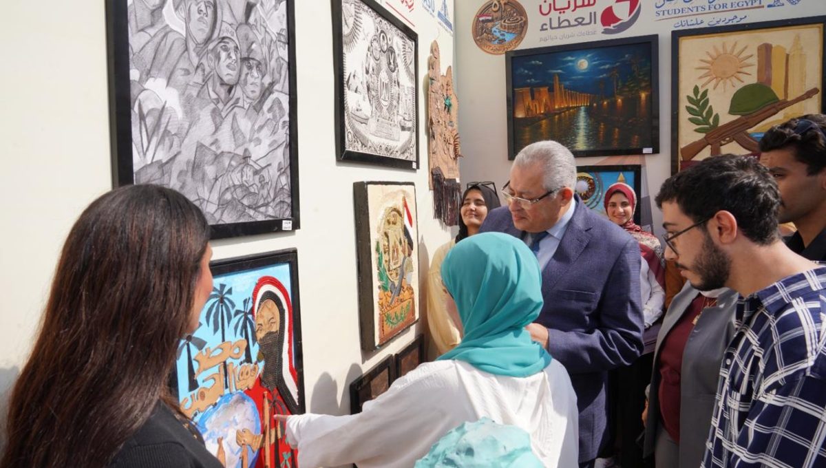 نائب رئيس جامعة عين شمس يشارك الطلاب إحياء ذكرى أكتوبر 
