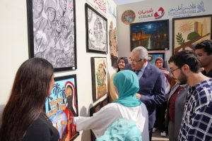 نائب رئيس جامعة عين شمس يشارك الطلاب إحياء ذكرى أكتوبر 