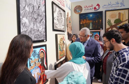 نائب رئيس جامعة عين شمس يشارك الطلاب إحياء ذكرى أكتوبر 