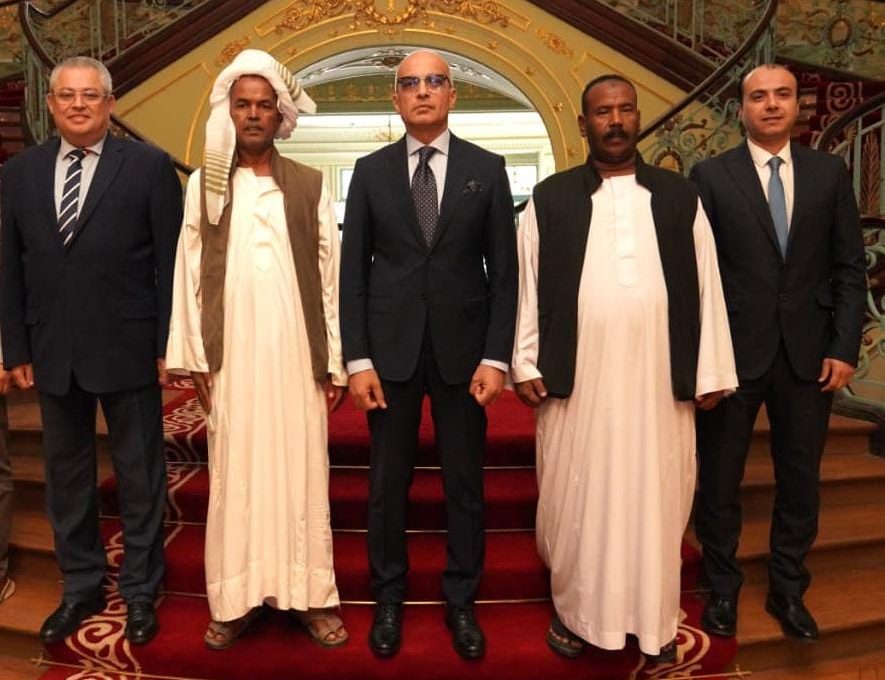 IMG 20261020 WA0094 جامعة عين شمس تحظى بتقدير مشايخ حلايب وشلاتين جامعة عين شمس تحظى بتقدير مشايخ حلايب وشلاتين بعد قافلة تنموية لخدمة الأهالي موقع في الجامعة