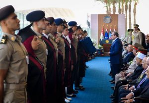 رئيس جامعة طنطا يهنئ ندا المصري لتصدرها دفعة «صيدلة فارم دي» بعد تكريمها من الرئيس السيسي
