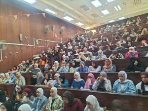 IMG 20261024 WA0015 جامعة قناة السويس تناقش تأثير الأصدقاء جامعة قناة السويس تناقش تأثير الأصدقاء على قرارات الشباب وطرق التربية السليمة للأبناء موقع في الجامعة