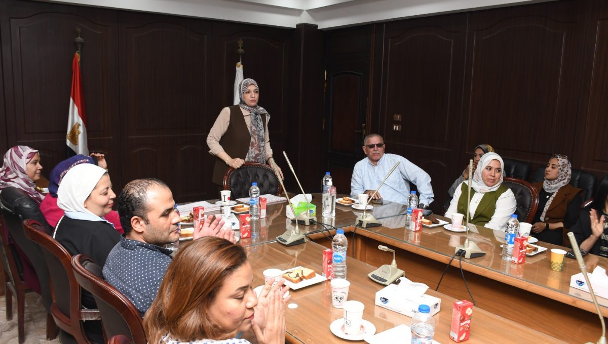 IMG 20261025 WA0130 جامعة عين شمس تكرّم كوادر كلية الدراسات العليا مكافآت مالية وشهادات تقدير.. جامعة عين شمس تكرّم كوادر كلية الدراسات العليا للطفولة موقع في الجامعة