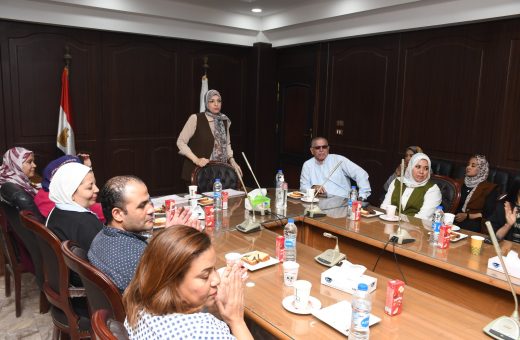 IMG 20261025 WA0130 جامعة عين شمس تكرّم كوادر كلية الدراسات العليا مكافآت مالية وشهادات تقدير.. جامعة عين شمس تكرّم كوادر كلية الدراسات العليا للطفولة موقع في الجامعة