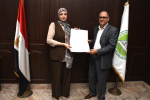 مكافآت مالية وشهادات تقدير.. جامعة عين شمس تكرّم كوادر كلية الدراسات العليا للطفولة 2 جامعة عين شمس تكرّم كوادر كلية الدراسات العليا للطفولة