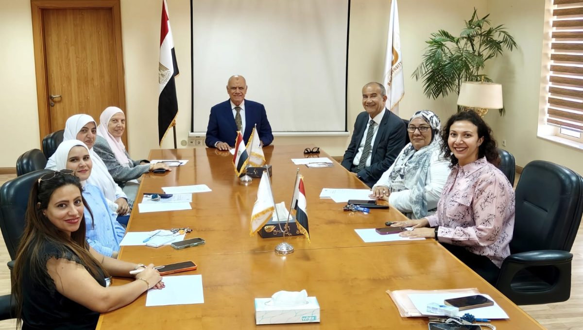 رئيس جامعة مصر الجديدة يشارك في اجتماع مجلس كلية العلاج الطبيعي بحضور قيادات أكاديمية