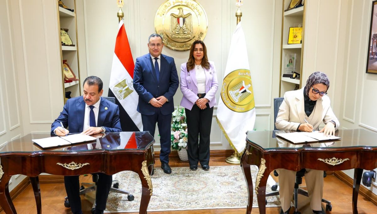IMG 20261028 WA0017 جامعة أسيوط ترسم الهوية البصرية لمدن الوادي الجديد جامعة أسيوط ترسم الهوية البصرية لمدن الوادي الجديد.. اعرف التفاصيل موقع في الجامعة