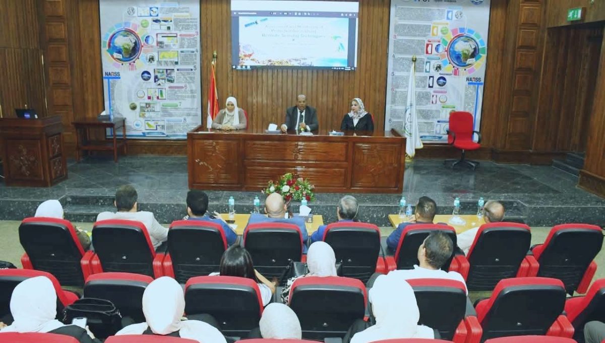 IMG 4502 جامعة عين شمس جامعة عين شمس تناقش مشروعات تخرج الدفعة السابعة من دبلوم الاستشعار عن بُعد موقع في الجامعة