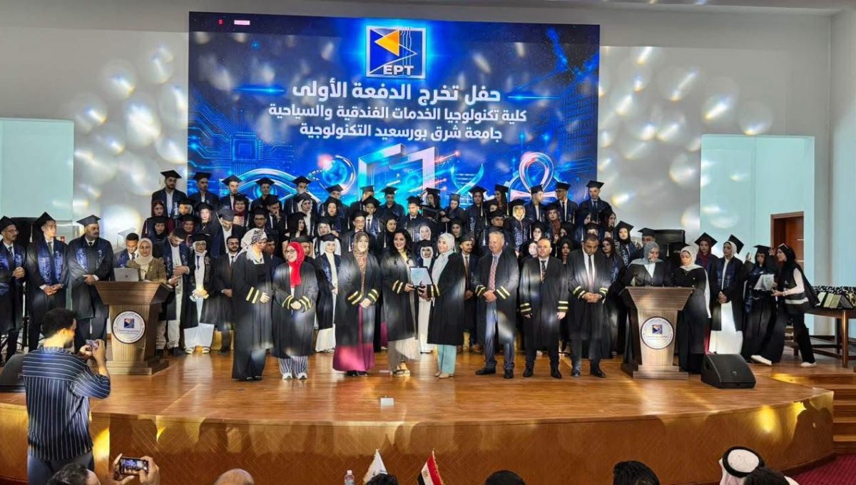 IMG 4544 جامعة شرق بورسعيد التكنولوجية جامعة شرق بورسعيد التكنولوجية تحتفل بتخريج أول دفعة من كلية الخدمات الفندقية موقع في الجامعة