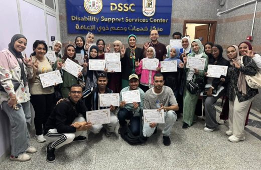 IMG 4647 20 منحة مجانية لأبناء المنيا جامعة القاهرة تحتفي باليوم العالمي للغة الإشارة وتكرم طلابها من ذوي الإعاقة السمعية موقع في الجامعة