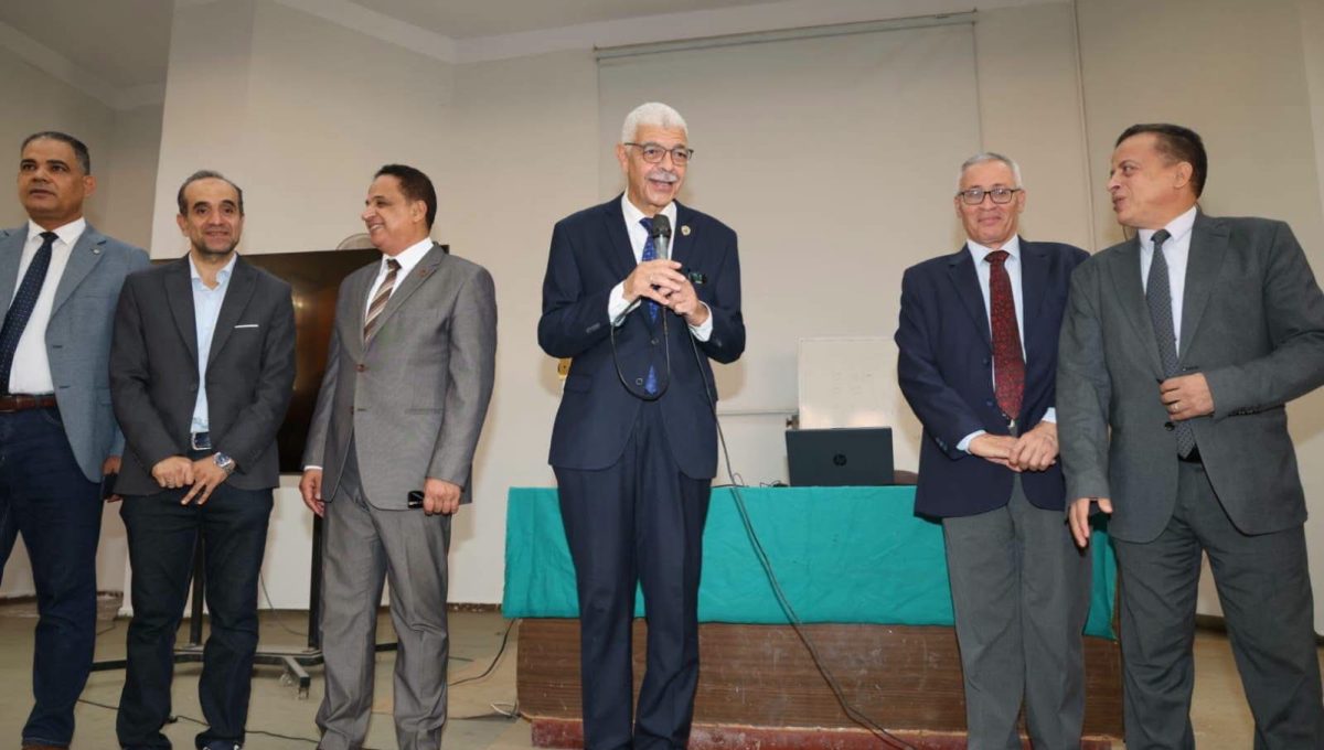 IMG 4956 رئيس جامعة المنوفية رئيس جامعة المنوفية يتابع انتظام الدراسة ويطمئن على حضور الطلاب بكلية التجارة موقع في الجامعة
