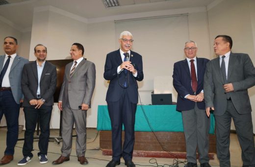 IMG 4956 رئيس جامعة القاهرة رئيس جامعة المنوفية يتابع انتظام الدراسة ويطمئن على حضور الطلاب بكلية التجارة موقع في الجامعة