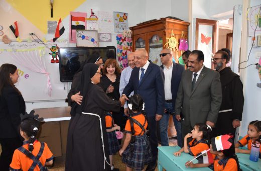 IMG 4985 محافظ المنيا يحاور طلاب مدرسة بني مزار عن حب الوطن في ذكرى انتصارات أكتوبر.. محافظ الأقصر يتفقد المدارس ويشارك الطلاب الاحتفال موقع في الجامعة