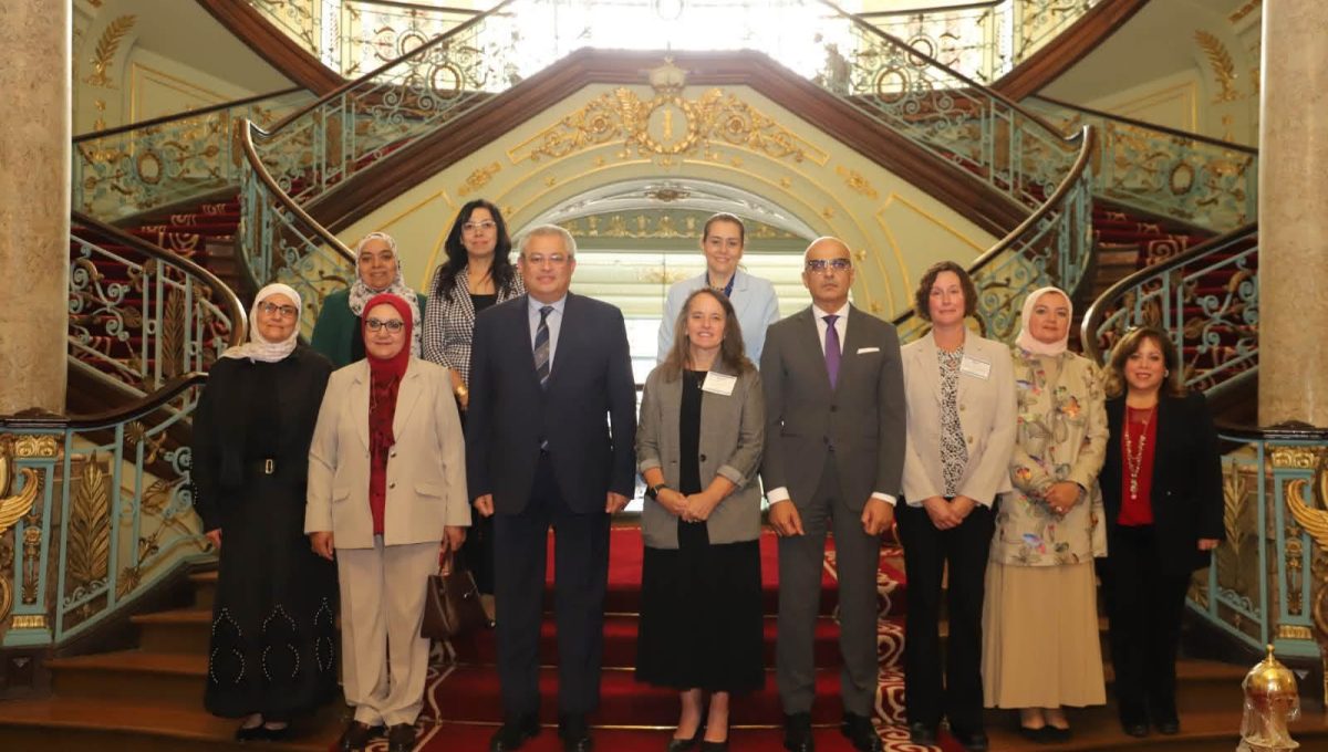 IMG 5159 جامعة عين شمس جامعة عين شمس تستقبل فريق اعتماد التعليم الصيدلي الدولي ACPE موقع في الجامعة