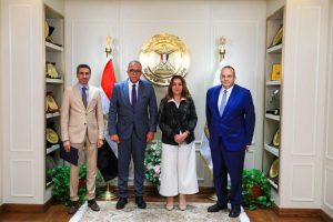 IMG 5189 برامج دراسات عليا «ماجستير ودكتوراه» برامج دراسات عليا «ماجستير ودكتوراه» وتدريب «أونلاين» للعاملين بالمحليات موقع في الجامعة