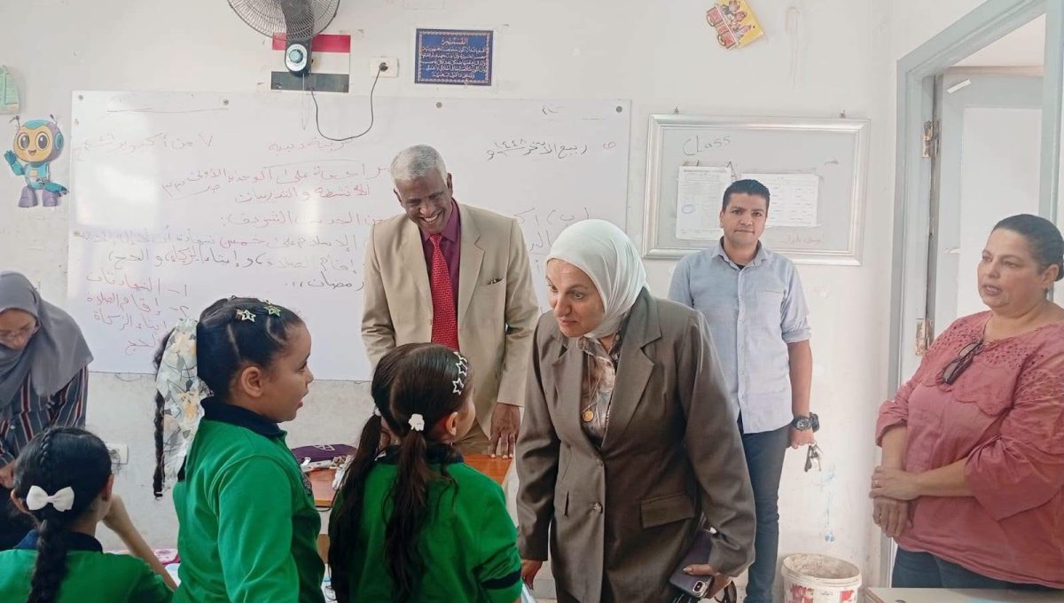 IMG 5235 مدير تعليم القاهرة مدير تعليم القاهرة في مدارس البساتين.. متابعة للفصول والسجلات واحتياجات المعلمين موقع في الجامعة