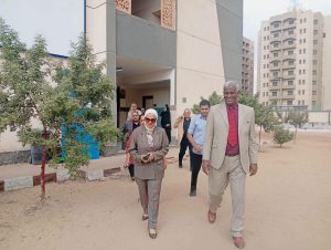 IMG 5238 مدير تعليم القاهرة مدير تعليم القاهرة في مدارس البساتين.. متابعة للفصول والسجلات واحتياجات المعلمين موقع في الجامعة