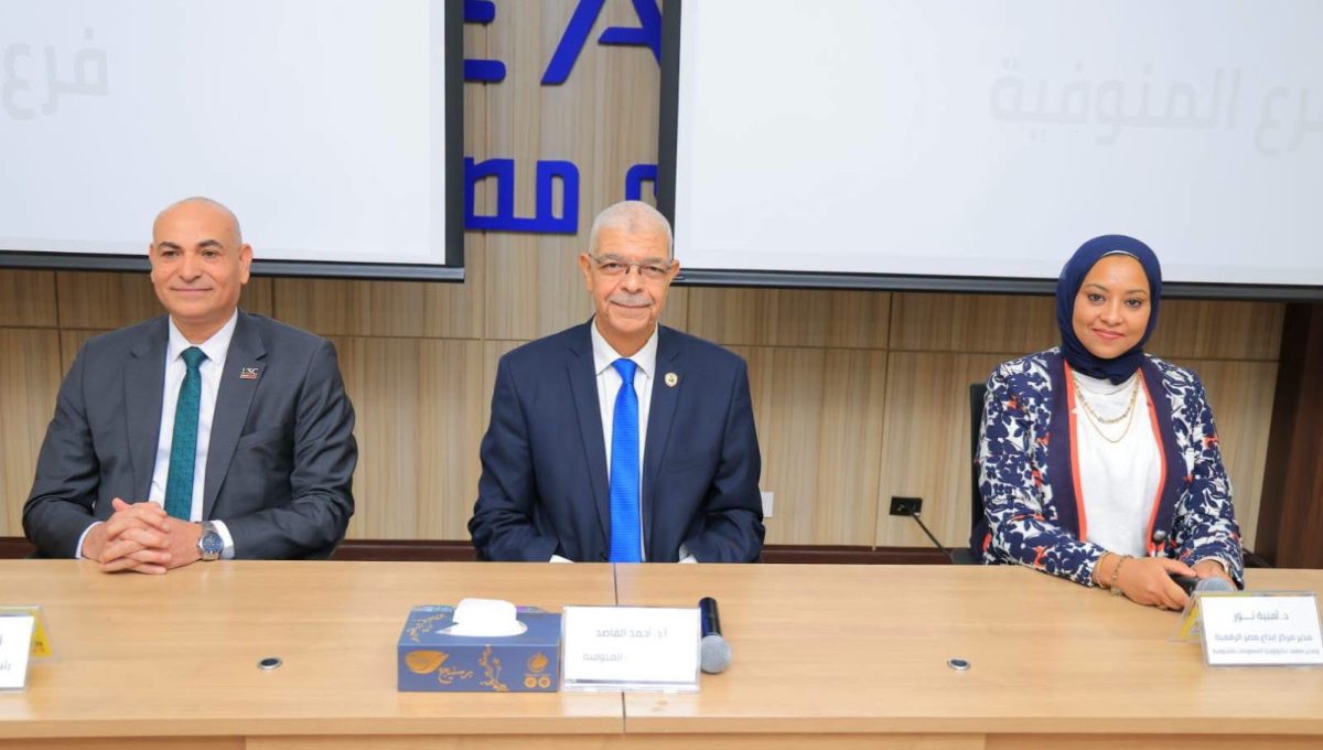 IMG 5257 المتميزين بالتدريب الصيفي بمعهد ITI رئيس جامعة المنوفية يكرم الطلاب المتميزين بالتدريب الصيفي بمعهد ITI موقع في الجامعة