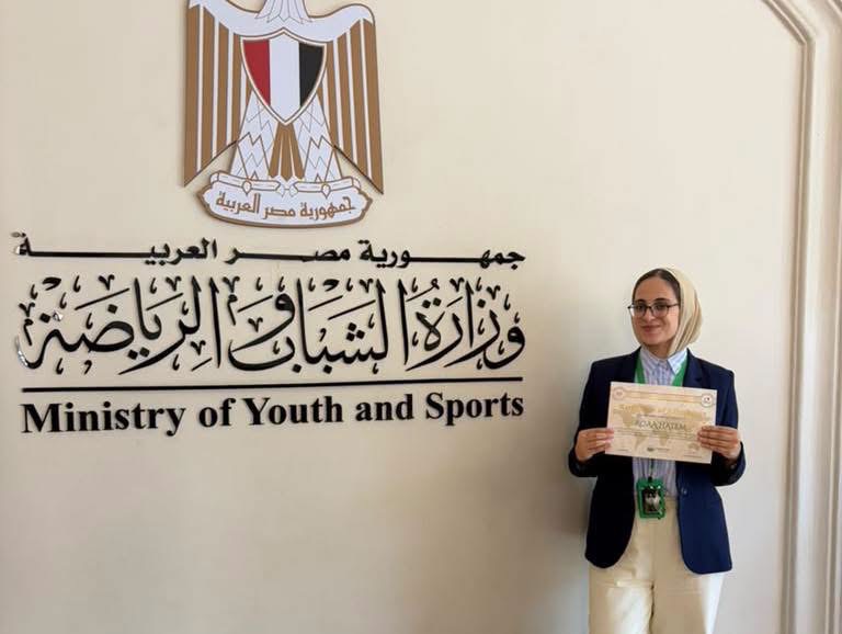 IMG 5347 جائزة «المندوب المتميز» طالبة بجامعة الأهرام الكندية تتوج بجائزة «المندوب المتميز» في نموذج الاتحاد الأفريقي موقع في الجامعة