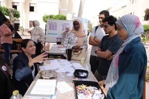 IMG 5856 جامعة عين شمس تنظم فعالية جامعة عين شمس تنظم فعالية توعوية لتصحيح المفاهيم المغلوطة عن الالتهاب السحائي موقع في الجامعة