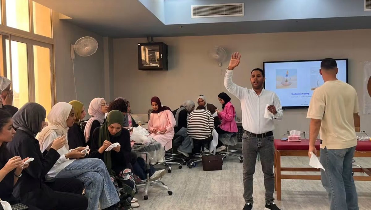 IMG 5966 جامعة جنوب الوادي الأهلية جامعة جنوب الوادي الأهلية تنظم ورشة عمل حول الحجامة الطبية لطلاب العلاج الطبيعي موقع في الجامعة