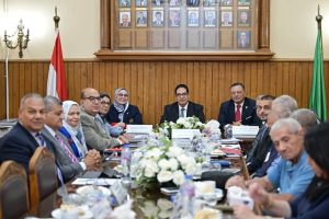 IMG 5967 رئيس جامعة القاهرة رئيس جامعة القاهرة يترأس اجتماع مجلس كلية التجارة لبحث خطط التطوير موقع في الجامعة