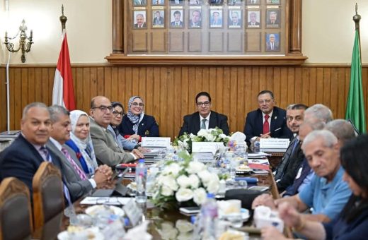 IMG 5967 قافلة جامعة عين شمس بحلايب وشلاتين رئيس جامعة القاهرة يترأس اجتماع مجلس كلية التجارة لبحث خطط التطوير موقع في الجامعة