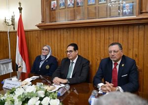 رئيس جامعة القاهرة يترأس اجتماع مجلس كلية التجارة لبحث خطط التطوير 2 رئيس جامعة القاهرة