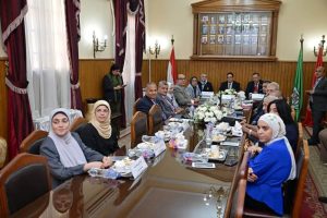 رئيس جامعة القاهرة يترأس اجتماع مجلس كلية التجارة لبحث خطط التطوير 5 IMG 5970 رئيس جامعة القاهرة رئيس جامعة القاهرة يترأس اجتماع مجلس كلية التجارة لبحث خطط التطوير موقع في الجامعة