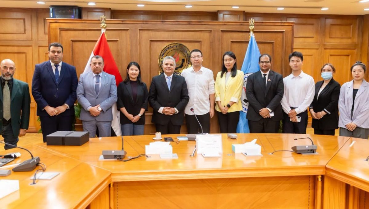 IMG 6089 جامعة السويس تتعاون مع مجموعة صينية 5000 فرصة عمل مرتقبة.. جامعة السويس تتعاون مع مجموعة صينية لإنشاء مصنع ملابس موقع في الجامعة