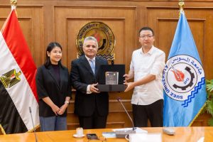 IMG 6095 جامعة السويس تتعاون مع مجموعة صينية 5000 فرصة عمل مرتقبة.. جامعة السويس تتعاون مع مجموعة صينية لإنشاء مصنع ملابس موقع في الجامعة