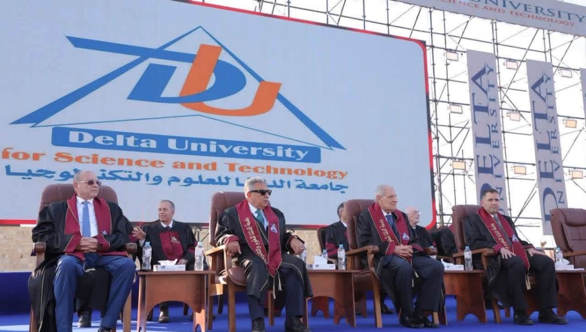 IMG 6693 جامعة الدلتا تحتفل بتخريج طلاب بحضور رئيس جامعة دمياط ووزراء سابقين.. جامعة الدلتا تحتفل بتخريج طلاب الكليات الطبية موقع في الجامعة