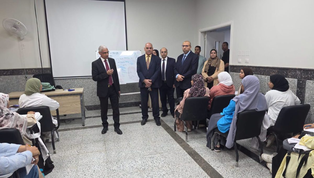 IMG 6705 جامعة جنوب الوادي الأهلية رئيس جامعة جنوب الوادي الأهلية يتابع انتظام الدراسة ويحاور الطلاب ويؤكد توفير الدعم الأكاديمي واللوجستي موقع في الجامعة