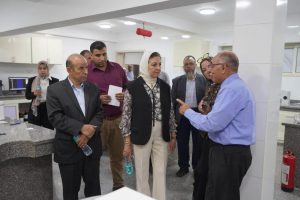 IMG 6772 نائب رئيس جامعة عين شمس نائب رئيس جامعة عين شمس تتفقد المعامل والمراكز البحثية بكليتي الهندسة والعلوم ضمن خطة تطوير البحث العلمي موقع في الجامعة