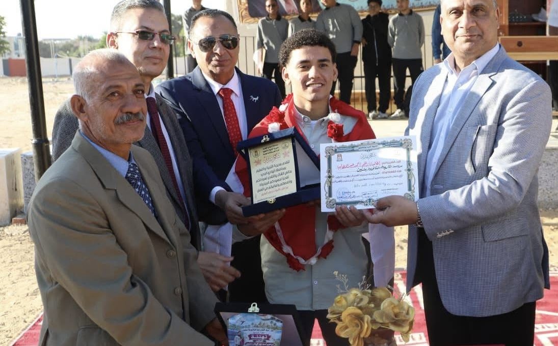IMG 6858 مدير تعليم الوادي الجديد يكرّم طالبًا طوق من الورود.. مدير تعليم الوادي الجديد يكرّم طالبًا حصد 3 ميداليات فضية في بطولة أفريقيا لرفع الأثقال موقع في الجامعة