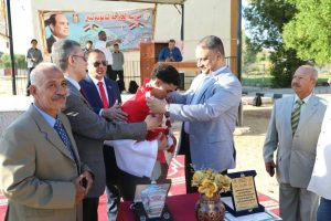 مدير تعليم الوادي الجديد يكرّم طالبًا