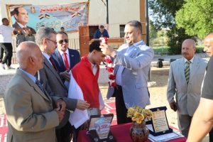 IMG 6861 مدير تعليم الوادي الجديد يكرّم طالبًا طوق من الورود.. مدير تعليم الوادي الجديد يكرّم طالبًا حصد 3 ميداليات فضية في بطولة أفريقيا لرفع الأثقال موقع في الجامعة