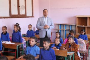 IMG 6913 مدير تعليم الوادي الجديد مدير تعليم الوادي الجديد يشارك الأطفال الأنشطة الترفيهية ويوجه بمتابعة القراءة والكتابة ودعم الطلاب موقع في الجامعة