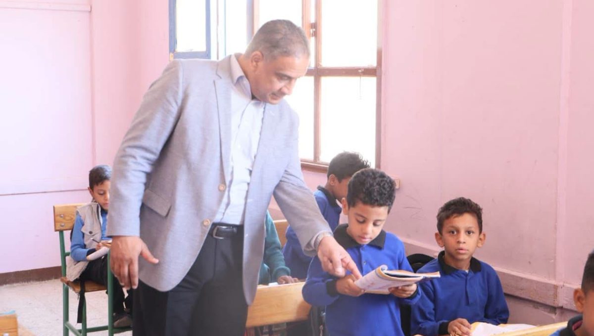 IMG 6914 مدير تعليم الوادي الجديد مدير تعليم الوادي الجديد يشارك الأطفال الأنشطة الترفيهية ويوجه بمتابعة القراءة والكتابة ودعم الطلاب موقع في الجامعة