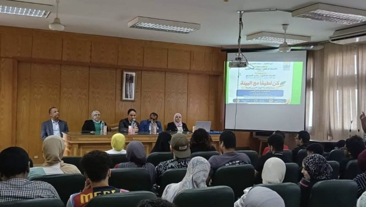 IMG 6917 اليوم العربي للبيئة احتفالًا باليوم العربي للبيئة.. «علوم جامعة العاصمة» تنظم ندوة «كن لطيفًا مع البيئة» موقع في الجامعة