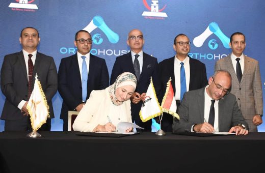 IMG 7091 آداب القاهرة تنظم ندوة عن المنح جامعة عين شمس تحتفل بـ5 سنوات من الجراحات الروبوتية وتطلق برنامجًا جديدًا لجراحات العظام موقع في الجامعة