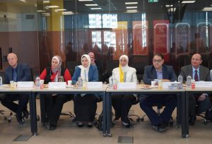 جامعة عين شمس تستعرض خطط تطوير البحث 
