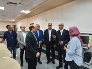 IMG 7127 جامعة جنوب الوادي الأهلية رئيس جامعة جنوب الوادي الأهلية يوجه بسرعة تشغيل معمل اللغة بمبنى العلوم الإنسانية موقع في الجامعة