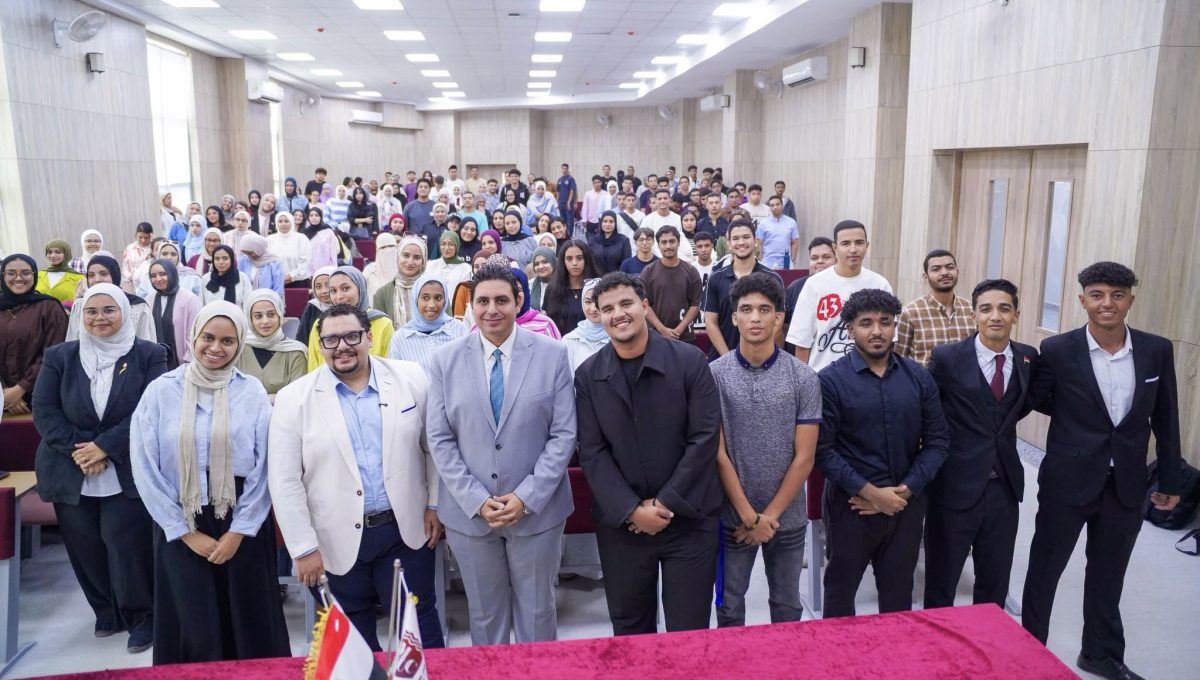 IMG 7188 جامعة مايو تنظم ندوة حول توظيف LinkedIn جامعة مايو تنظم ندوة حول توظيف LinkedIn في بناء المستقبل المهني موقع في الجامعة