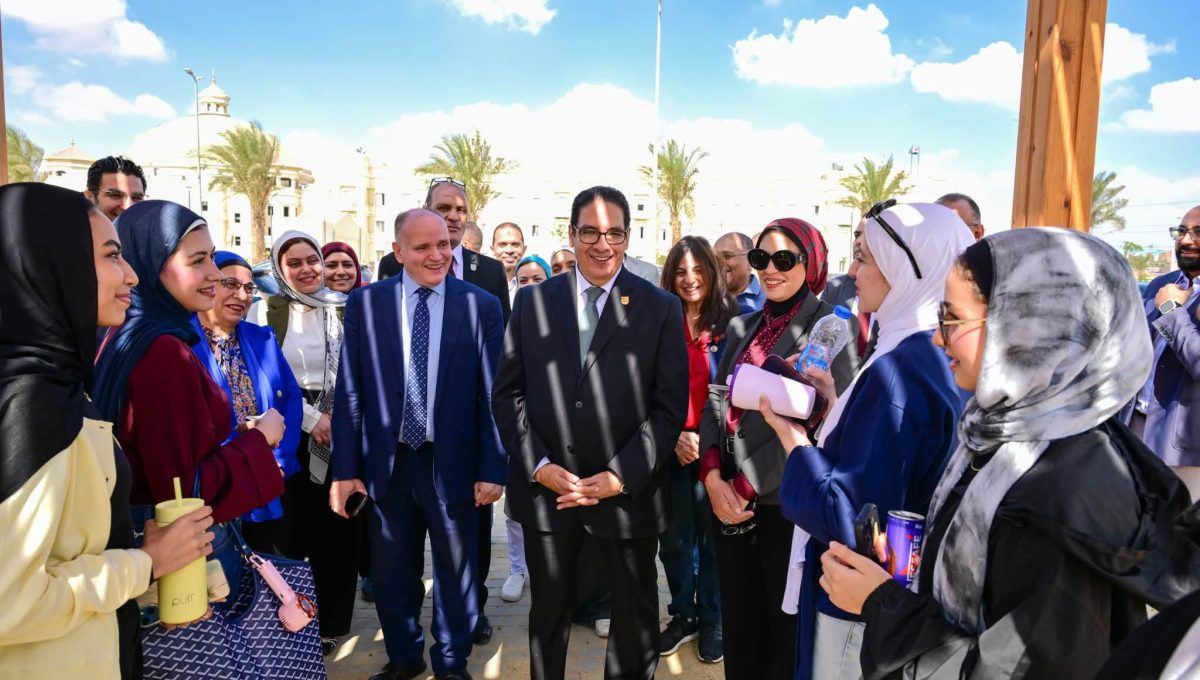 IMG 7240 رئيس جامعة القاهرة رئيس جامعة القاهرة يتفقد الجامعة الأهلية والفرع الدولي.. حوار مع الطلاب ومتابعة التدريب العملي وجوائز للمشروعات المبتكرة موقع في الجامعة