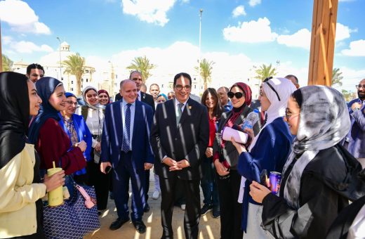 IMG 7240 رئيس جامعة القاهرة رئيس جامعة القاهرة يتفقد الجامعة الأهلية والفرع الدولي.. حوار مع الطلاب ومتابعة التدريب العملي وجوائز للمشروعات المبتكرة موقع في الجامعة