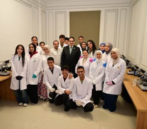 IMG 7243 رئيس جامعة القاهرة رئيس جامعة القاهرة يتفقد الجامعة الأهلية والفرع الدولي.. حوار مع الطلاب ومتابعة التدريب العملي وجوائز للمشروعات المبتكرة موقع في الجامعة